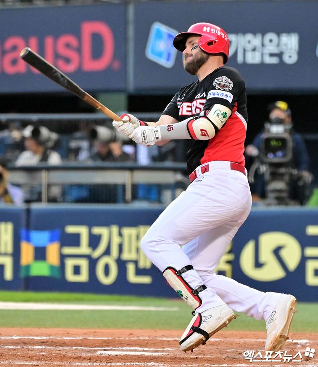 3일 오후 서울 송파구 잠실야구장에서 열린 '2025 신한 SOL Bank KBO리그' KIA 타이거즈와 두산 베어스의 경기, 7회초 KIA 위즈덤이 좌전안타를 날리고 있다. 엑스포츠뉴스 DB