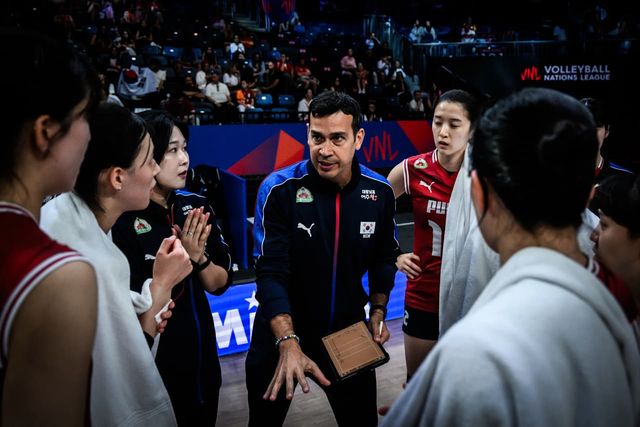 22일 튀르키예 이스탄불에서 열린 2025 국제배구연맹(FIVB) 발리볼네이션스리그(VNL) 2주 차 도미니카공화국과 한국의 경기, 한국이 세트스코어 2:3으로 패배하면서 3연패에 빠졌다. 페르난도 모랄레스 한국 대표팀 감독이 선수들에게 작전을 지시하고 있다. FIVB 공식 홈페이지