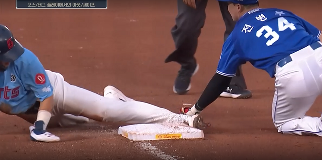 롯데 자이언츠 고승민이 22일 부산 사직야구장에서 열린 삼성 라이온즈와의 홈경기에서 7회말 3루로 슬라이딩해 발로 베이스를 찍고 있다. 최초 판정은 아웃이었지만 비디오 판독 결과 세이프로 바뀌었다. SBS 스포츠 중계화면 캡처
