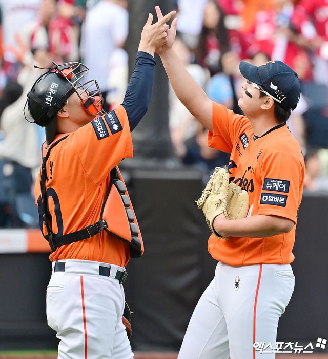 17일 오후 대전 한화생명 볼파크에서 열린 '2025 신한 SOL Bank KBO리그' SSG 랜더스와 한화 이글스의 더블헤더 1차전 경기, 한화가 8이닝 2피안타 1볼넷 18탈삼진 무실점 괴력투를 선보인 폰세의 호투에 힘입어 SSG에 1:0 승리를 거뒀다. 이날 경기에서 승리한 한화 선수들이 기뻐하고 있다. 엑스포츠뉴스DB