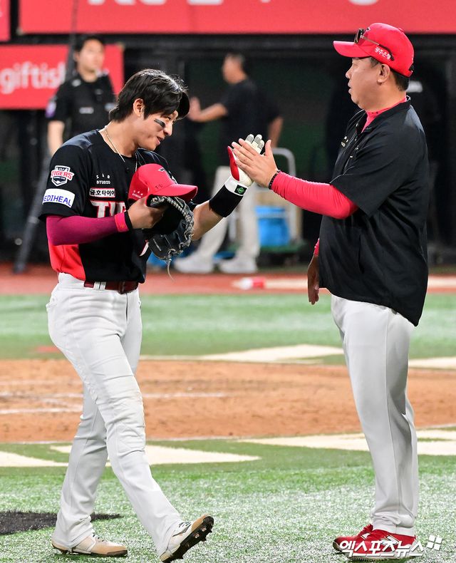 22일 오후 수원KT위즈파크에서 열린 '2025 신한 SOL Bank KBO리그' KIA 타이거즈와 KT 위즈의 경기, KIA가 홈런 포함 3안타를 몰아친 김도영의 활약에 힘입어 KT에 7:3으로 승리했다.rr이날 경기에서 승리한 KIA 이범호 감독이 선수들과 하이파이브를 하고 있다. 엑스포츠뉴스 DB