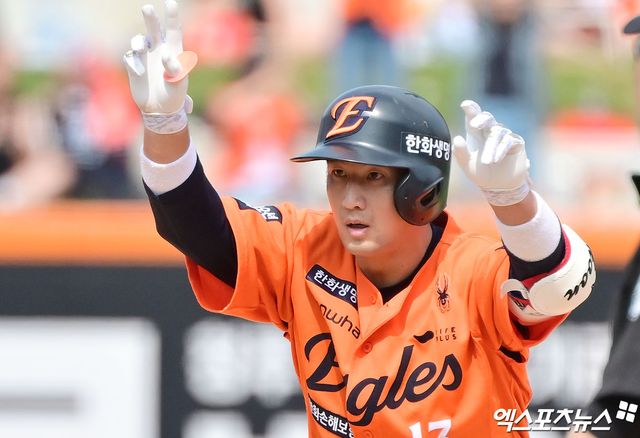17일 오후 대전 한화생명 볼파크에서 열린 '2025 신한 SOL Bank KBO리그' SSG 랜더스와 한화 이글스의 더블헤더 1차전 경기, 4회초 1사 1루 한화 최재훈이 1타점 2루타를 날린 후 기뻐하고 있다. 엑스포츠뉴스DB