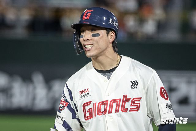 롯데 자이언츠 외야수 김동혁이 올해 정규시즌 경기에서 안타를 친 뒤 기뻐하고 있다. 롯데 자이언츠