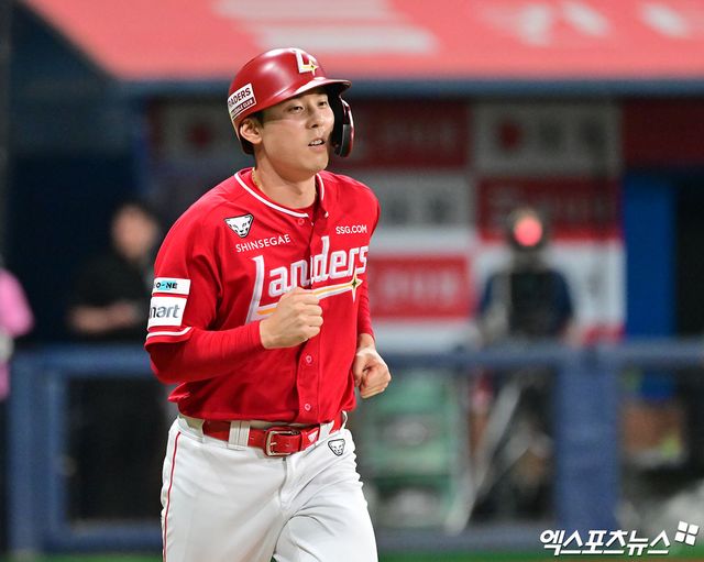 19일 오후 서울 구로구 고척스카이돔에서 열린 '2025 신한 SOL Bank KBO리그' SSG 랜더스와 키움 히어로즈의 경기, 10회초 1사 SSG 김성욱이 볼넷으로 출루하고 있다. 엑스포츠뉴스 DB