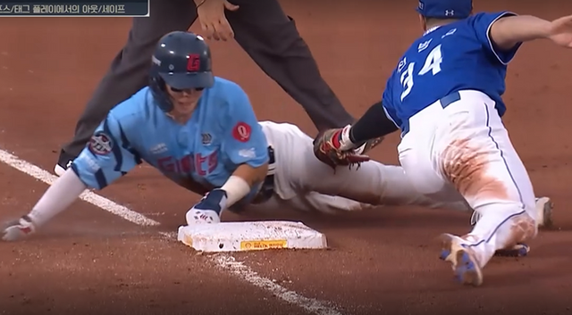 롯데 자이언츠 고승민이 22일 부산 사직야구장에서 열린 삼성 라이온즈와의 홈경기에서 7회말 3루로 슬라이딩하고 있다. 최초 판정은 아웃이었지만 비디오 판독 결과 세이프로 바뀌었다. SBS 스포츠 중계화면 캡처