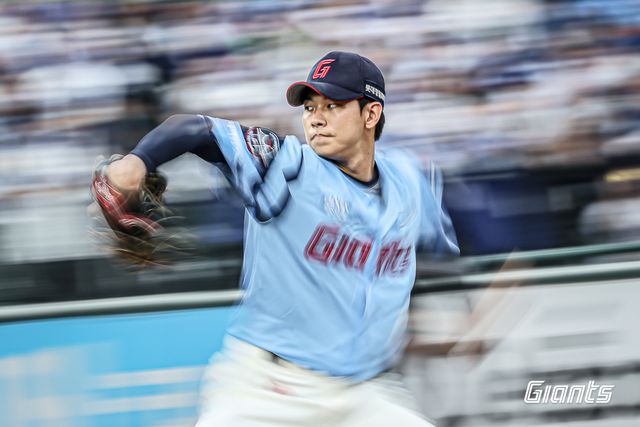 롯데 자이언츠 홍민기가 22일 부산 사직야구장에서 열린 삼성 라이온즈와의 홈경기에 구원 등판해 역투하고 있다. 롯데 자이언츠