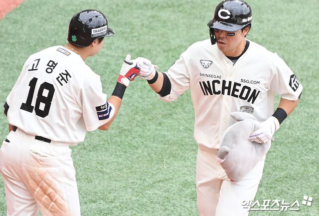 21일 오후 인천SSG랜더스필드에서 열린 '2024 신한 SOL Bank KBO리그' LG 트윈스와 SSG 랜더스의 더블헤더 1차전 경기, 3회말 무사 1루 SSG 한유섬이 투런 홈런을 날린 후 고명준과 주먹을 맞대고 있다. 엑스포츠뉴스 DB