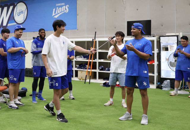 오른쪽에 위치한 삼성 라이온즈 새 외국인 투수 헤르손 가라비토가 지난 19일 삼성 선수단에 합류해 선수들과 상견례 시간을 갖고 있다. 삼성 라이온즈