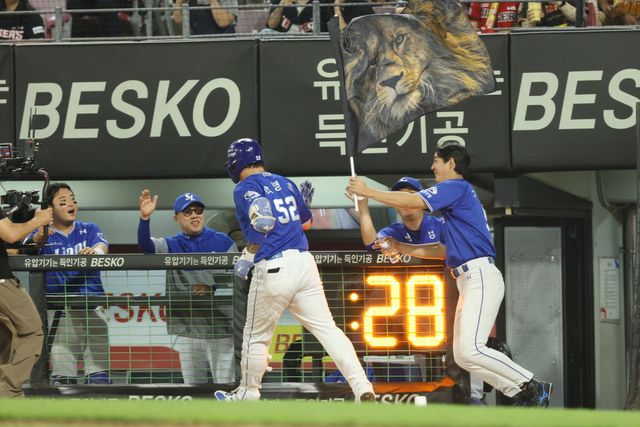삼성 라이온즈 박병호가 올해 정규시즌 경기에서 홈런을 친 뒤 축하 받고 있다. 삼성 라이온즈