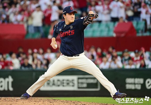 롯데 자이언츠 마무리투수 김원중이 올해 정규시즌 경기에 구원 등판해 투구하고 있다. 엑스포츠뉴스 DB