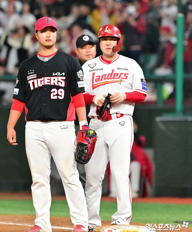 11일 오후 인천SSG랜더스필드에서 열린 '2025 신한 SOL Bank KBO리그' KIA 타이거즈와 SSG 랜더스의 더블헤더 2차전 경기, 7회말 1사 SSG 최정이 볼넷으로 출루하고 있다. 엑스포츠뉴스 DB