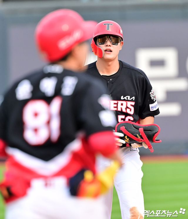 31일 오후 수원KT위즈파크에서 열린 '2025 신한 SOL Bank KBO리그' KIA 타이거즈와 KT 위즈의 경기, 8회초 1사 KIA 오선우가 좌중간 2루타를 날린 후 타임을 요청하고 있다. 엑스포츠뉴스 DB