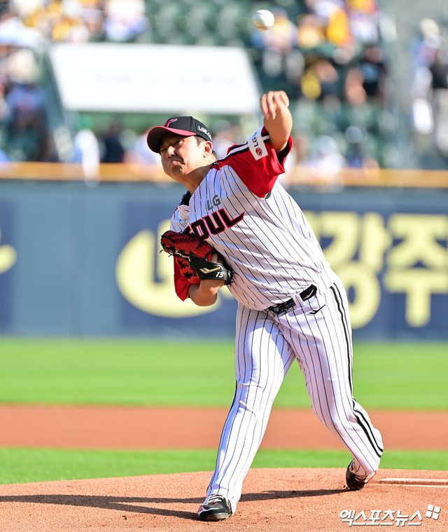22일 오후 서울 송파구 잠실야구장에서 열린 '2025 신한 SOL Bank KBO리그' 두산 베어스와 LG 트윈스의 경기, 1회초 LG 선발투수 송승기가 공을 힘차게 던지고 있다. 잠실, 김한준 기자