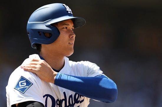 시즌 2번째 선발 등판에 나선 LA 다저스 오타니 쇼헤이가 투수로 1이닝 무피안타 2탈삼진 무실점, 타석에선 4타수 2안타(1홈런, 3루타 1) 5타점 3득점 1볼넷을 기록하며 완벽한 '이도류' 부활을 선포했다. 그는 경기 후 현지 매체들과 인터뷰에서 "전보다 더 편하게 던질 수 있었다. (1이닝 투구는) 원래 예정된 계획이었고, 앞으로는 구종과 이닝 수를 점차 늘려갈 수 있으면 좋겠다"라며 소감을 밝혔다. 연합뉴스