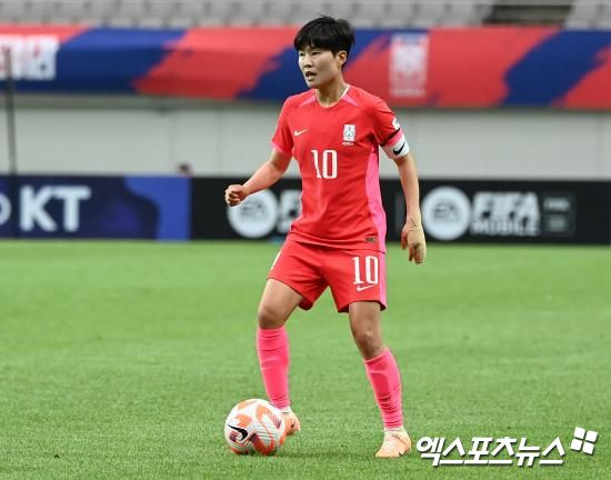 대한축구협회가 23일 보도자료를 통해 오는 7월 한국에서 열리는 2025 동아시아축구연맹(EAFF) E-1 챔피언십에 나설 남녀 축구 대표팀 명단을 발표했다.&nbsp;엑스포츠뉴스DB