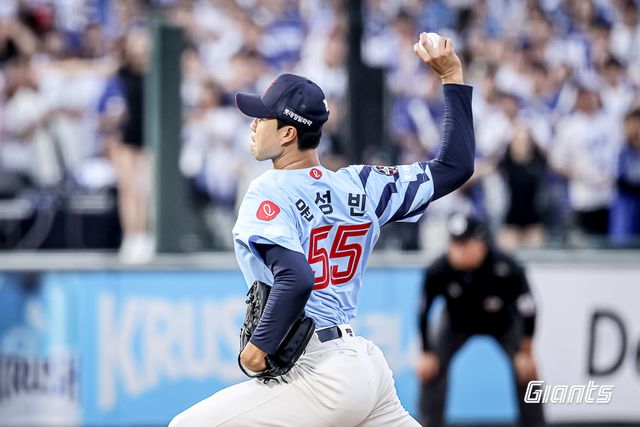롯데 자이언츠 윤성빈이 22일 부산 사직야구장에서 열린 삼성 라이온즈와의 홈경기에 구원 등판해 역투하고 있다. 롯데 자이언츠