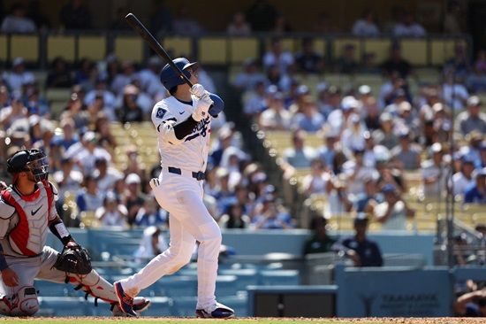 시즌 2번째 선발 등판에 나선 LA 다저스 오타니 쇼헤이가 투수로 1이닝 무피안타 2탈삼진 무실점, 타석에선 4타수 2안타(1홈런, 3루타 1) 5타점 3득점 1볼넷을 기록하며 완벽한 '이도류' 부활을 선포했다. 그는 경기 후 현지 매체들과 인터뷰에서 "전보다 더 편하게 던질 수 있었다. (1이닝 투구는) 원래 예정된 계획이었고, 앞으로는 구종과 이닝 수를 점차 늘려갈 수 있으면 좋겠다"라며 소감을 밝혔다. 연합뉴스