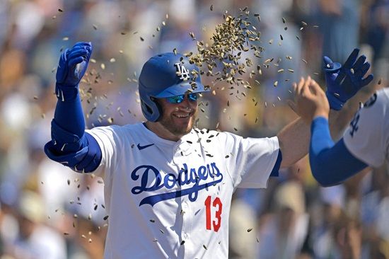 LA 다저스 김혜성이 5회 말 2아웃까지 노히트 피칭을 펼치던 워싱턴 내셔널스 선발투수 마이클 소로카를 상대로 장타를 뽑아내며 팀 타선의 물꼬를 텄다. 다저스는 7회 말 선두타자 김혜성의 실책 출루를 시작으로 7득점 빅이닝을 만들었고, 먼시와 오타니의 홈런포에 힘입어 13-7 대승을 거뒀다. 연합뉴스