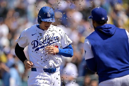 LA 다저스 김혜성이 5회 말 2아웃까지 노히트 피칭을 펼치던 워싱턴 내셔널스 선발투수 마이클 소로카를 상대로 장타를 뽑아내며 팀 타선의 물꼬를 텄다. 다저스는 7회 말 선두타자 김혜성의 실책 출루를 시작으로 7득점 빅이닝을 만들었고, 먼시와 오타니의 홈런포에 힘입어 13-7 대승을 거뒀다. 연합뉴스