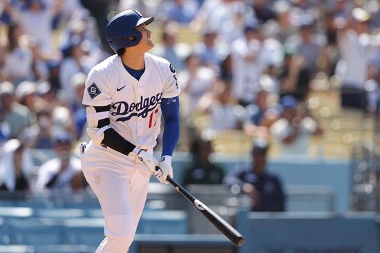 시즌 2번째 선발 등판에 나선 LA 다저스 오타니 쇼헤이가 투수로 1이닝 무피안타 2탈삼진 무실점, 타석에선 4타수 2안타(1홈런, 3루타 1) 5타점 3득점 1볼넷을 기록하며 완벽한 '이도류' 부활을 선포했다. 그는 경기 후 현지 매체들과 인터뷰에서 "전보다 더 편하게 던질 수 있었다. (1이닝 투구는) 원래 예정된 계획이었고, 앞으로는 구종과 이닝 수를 점차 늘려갈 수 있으면 좋겠다"라며 소감을 밝혔다. 연합뉴스