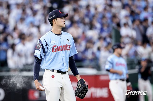 롯데 자이언츠 윤성빈이 22일 부산 사직야구장에서 열린 삼성 라이온즈와의 홈경기에 구원 등판해 전광판을 바라보고 있다. 롯데 자이언츠