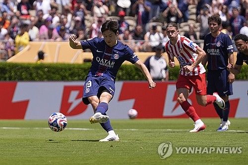 스페인 매체 '렐레보' 기자 마테오 모레토가 23일(한국시간) 자신의 유튜브 채널을 통해 이강인의 차기 행선지가 조만간 공개될 거라고 보도했다.&nbsp;연합뉴스