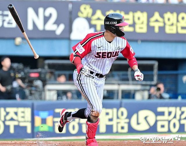 LG 트윈스 외야수 박해민이 지난 22일 잠실 두산전에서 3안타 1볼넷 3타점으로 맹활약했다. 박해민은 올 시즌 볼넷 리그 4위로 시즌 아웃 판정을 받은 홍창기의 출루율 공백을 메우고 있다. 박해민은 올 시즌 종료 뒤 두 번째 FA 자격을 취득한다. 엑스포츠뉴스 잠실, 김한준 기자