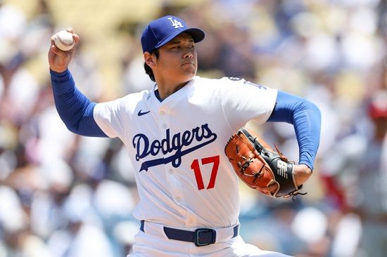 시즌 2번째 선발 등판에 나선 LA 다저스 오타니 쇼헤이가 투수로 1이닝 무피안타 2탈삼진 무실점, 타석에선 4타수 2안타(1홈런, 3루타 1) 5타점 3득점 1볼넷을 기록하며 완벽한 '이도류' 부활을 선포했다. 그는 경기 후 현지 매체들과 인터뷰에서 "전보다 더 편하게 던질 수 있었다. (1이닝 투구는) 원래 예정된 계획이었고, 앞으로는 구종과 이닝 수를 점차 늘려갈 수 있으면 좋겠다"라며 소감을 밝혔다. 연합뉴스