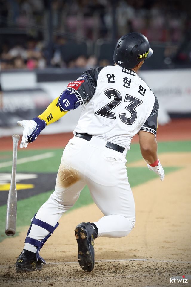6월 24일 오후 수원 KT위즈파크에서 열린 2025 신한 SOL Bank KBO리그 KT 위즈와 LG 트윈스의 경기, 3회말 2사 2루 KT 안현민이 1타점 적시타를 날렸다. KT 위즈