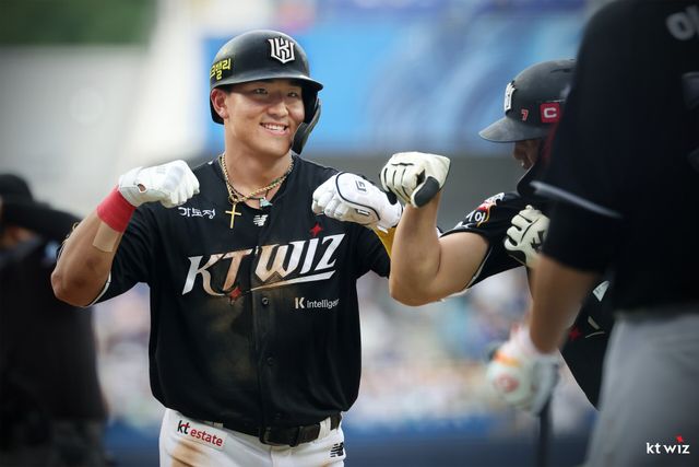 KT 위즈 안현민이 올해 경기에 출전해 세리머니하고 있다. KT 위즈