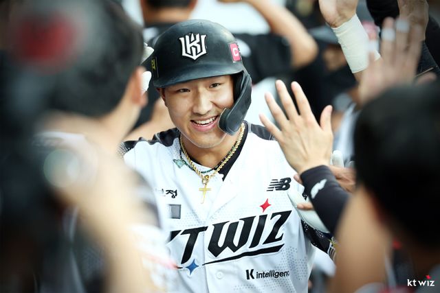 KT 위즈 안현민이 올해 경기에 출전해 득점 후 축하 받고 있다. KT 위즈