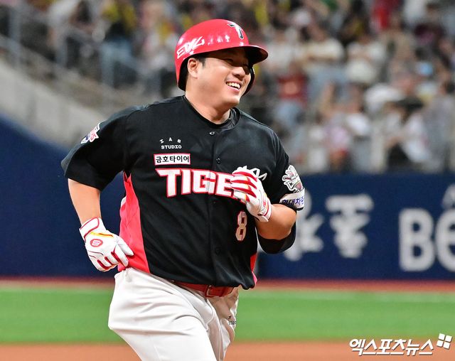 KIA 타이거즈 이창진이 24일 고척 키움 히어로즈전에서 홈런을 친 뒤 웃으며 베이스를 돌고 있다. 엑스포츠뉴스 고척, 김한준 기자