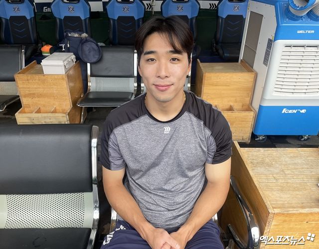 롯데 자이언츠 외야수 김동혁이 부산 사직야구장에서 인터뷰 후 기념촬영하고 있다. 엑스포츠뉴스 최원영 기자