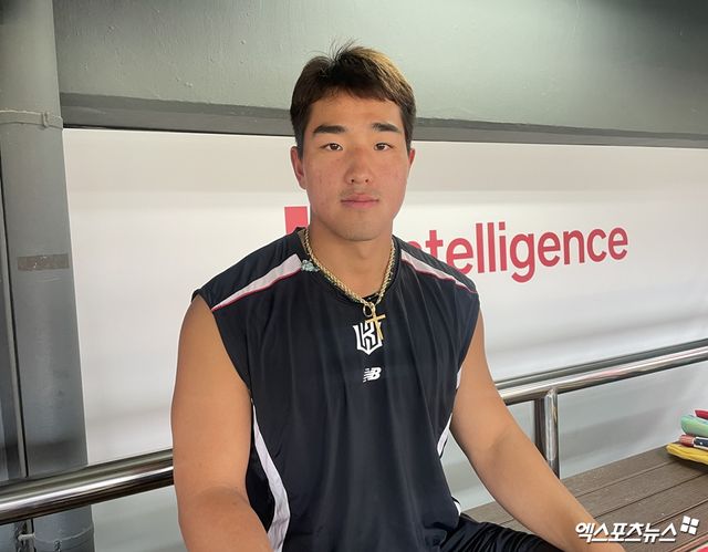 KT 위즈 안현민이 24일 수원 KT위즈파크에서 인터뷰 후 기념촬영하고 있다. 엑스포츠뉴스 수원, 최원영 기자