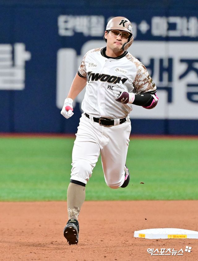키움 히어로즈 임지열이 24일 고척&nbsp;KIA 타이거즈전에서&nbsp;홈런을 친 뒤 베이스를 돌고 있다. 엑스포츠뉴스 고척, 김한준 기자