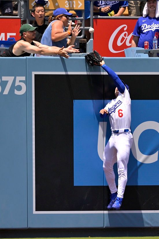 LA 다저스 유틸리티 플레이어 김혜성이 25일 콜로라도전 선발 라인업에서 제외됐다. 김혜성은 직전 출전 경기에서 2루타를 때리면서 상대 선발 투수 노히트 행진을 깼다. 데이브 로버츠 감독은 김혜성의 활약상을 칭찬했음에도 다음 경기 선발 라인업에서 김혜성의 이름을 다시 뺐다. 연합뉴스