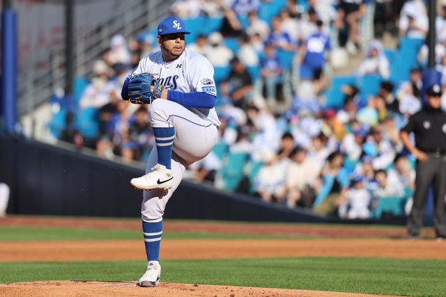 삼성 라이온즈 선발투수 아리엘 후라도가 올해 정규시즌 경기에 선발 등판해 투구하고 있다. 삼성 라이온즈