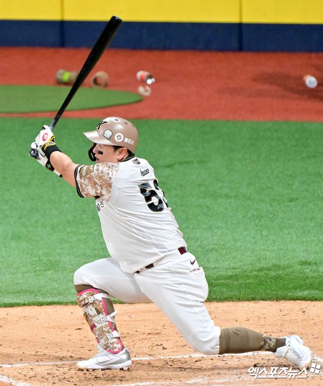 키움 히어로즈 최주환이 24일 고척&nbsp;KIA 타이거즈전에서&nbsp;타격하고 있다. 엑스포츠뉴스 고척, 김한준 기자