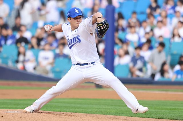 삼성 라이온즈 선발투수 최원태가 올해 정규시즌 경기에 선발 등판해 역투하고 있다. 삼성 라이온즈