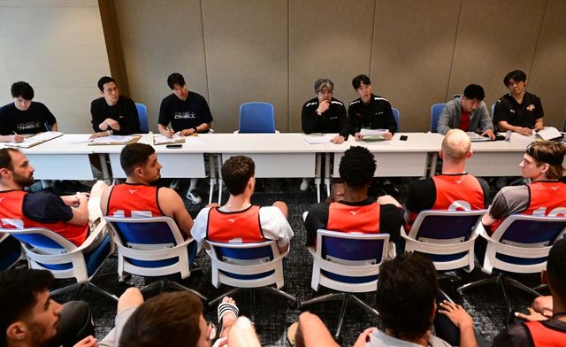 한국배구연맹은 24일 마포구 상암동 한국배구연맹에서 제21기 제7차 이사회 및 임시총회를 개최하고 외국인선수 및 아시아쿼터 자유계약제도 전환을 논의, 아시아쿼터는 2026~2027시즌부터, 외국인선수는 2027~2028시즌부터 시행하기로 결정했다. KOVO