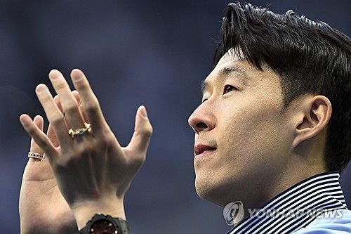 토트넘의 손흥민 거취를 두고 고심하는 가운데, 그가 뛰던 자리에 주전 윙어로 세우기 위해 잉글랜드 국가대표 에체베리 에제 영입을 고려하고 있다. 영국 유력지 '가디언'은 23일 '토트넘은 에베레치 에제의 영입을 고려하고 있으며, 에제가 토트넘에 합류하는데 관심이 있을 것으로 보고 있다'라고 보도했다. 에제는 크리스털 팰리스에서 뛰고 있으며 2년 전부터 토트넘 이적설에 휩싸이는 중이다. 연합뉴스