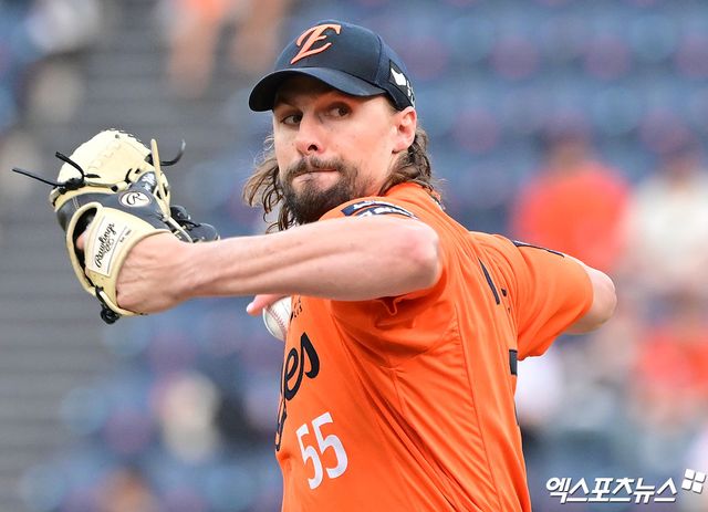 24일 대구삼성라이온즈파크에서 열릴 예정이었던 '2025 신한 SOL Bank KBO리그' 한화 이글스와 삼성 라이온즈의 경기는 대구 지역에 내린 비로 우천취소됐다. 비로 경기가 취소되면서 삼성은 최원태의 등판일을 미뤘고, 한화는 와이스가 하루를 더 휴식한 뒤 시즌 10승에 도전하기로 했다. 엑스포츠뉴스DB