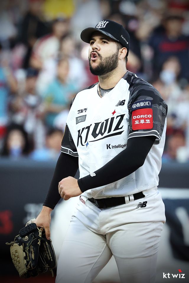 6월 24일 오후 수원 KT위즈파크에서 열린 2025 신한 SOL Bank KBO리그 KT 위즈와 LG 트윈스의 경기, KT 선발투수로 나선 엔마누엘 데 헤이수스가 6이닝 무실점 투구로 자신의 시즌 6승째를 챙겼다. KT 위즈