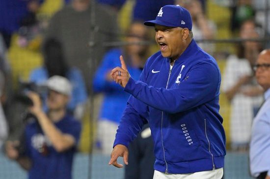 LA 다저스 유틸리티 플레이어 김혜성이 25일 콜로라도전 선발 라인업에서 제외됐다. 김혜성은 직전 출전 경기에서 2루타를 때리면서 상대 선발 투수 노히트 행진을 깼다. 데이브 로버츠 감독은 김혜성의 활약상을 칭찬했음에도 다음 경기 선발 라인업에서 김혜성의 이름을 다시 뺐다. 연합뉴스