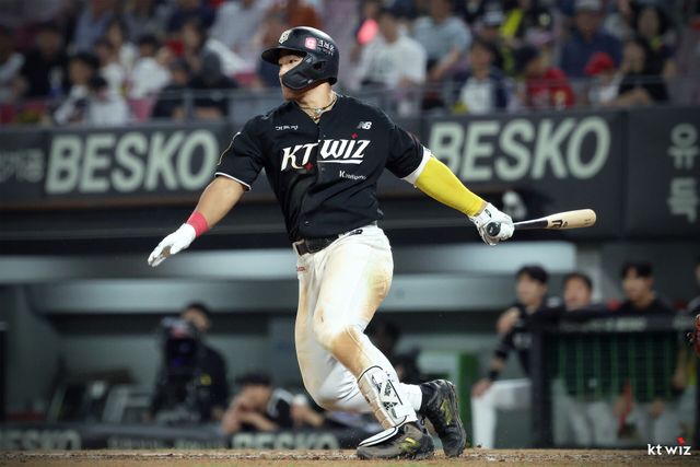 6월 24일 오후 수원 KT위즈파크에서 열린 2025 신한 SOL Bank KBO리그 KT 위즈와 LG 트윈스의 경기, 3회말 2사 2루 KT 안현민이 1타점 적시타를 날렸다. KT 위즈