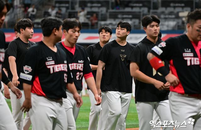 KIA 타이거즈 선수들이 24일 고척 키움 히어로즈전에서 패한 뒤 더그아웃으로 들어가고 있다. 엑스포츠뉴스 고척, 김한준 기자