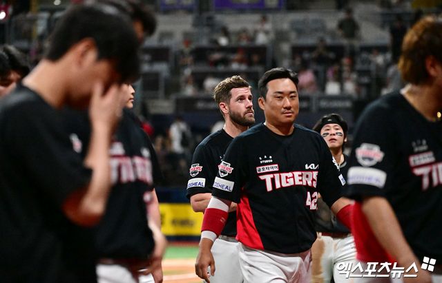 KIA 타이거즈 선수들이 24일 고척 키움 히어로즈전에서 패한 뒤 더그아웃으로 들어가고 있다. 엑스포츠뉴스 고척, 김한준 기자