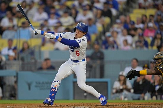 LA 다저스 유틸리티 플레이어 김혜성이 25일 콜로라도전 선발 라인업에서 제외됐다. 김혜성은 직전 출전 경기에서 2루타를 때리면서 상대 선발 투수 노히트 행진을 깼다. 데이브 로버츠 감독은 김혜성의 활약상을 칭찬했음에도 다음 경기 선발 라인업에서 김혜성의 이름을 다시 뺐다. 연합뉴스