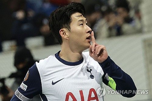 토트넘의 손흥민 거취를 두고 고심하는 가운데, 그가 뛰던 자리에 주전 윙어로 세우기 위해 잉글랜드 국가대표 에체베리 에제 영입을 고려하고 있다. 영국 유력지 '가디언'은 23일 '토트넘은 에베레치 에제의 영입을 고려하고 있으며, 에제가 토트넘에 합류하는데 관심이 있을 것으로 보고 있다'라고 보도했다. 에제는 크리스털 팰리스에서 뛰고 있으며 2년 전부터 토트넘 이적설에 휩싸이는 중이다. 연합뉴스