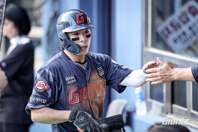 롯데 자이언츠 외야수 김동혁이 올해 정규시즌 경기에서 득점 후 하이파이브하고 있다. 롯데 자이언츠